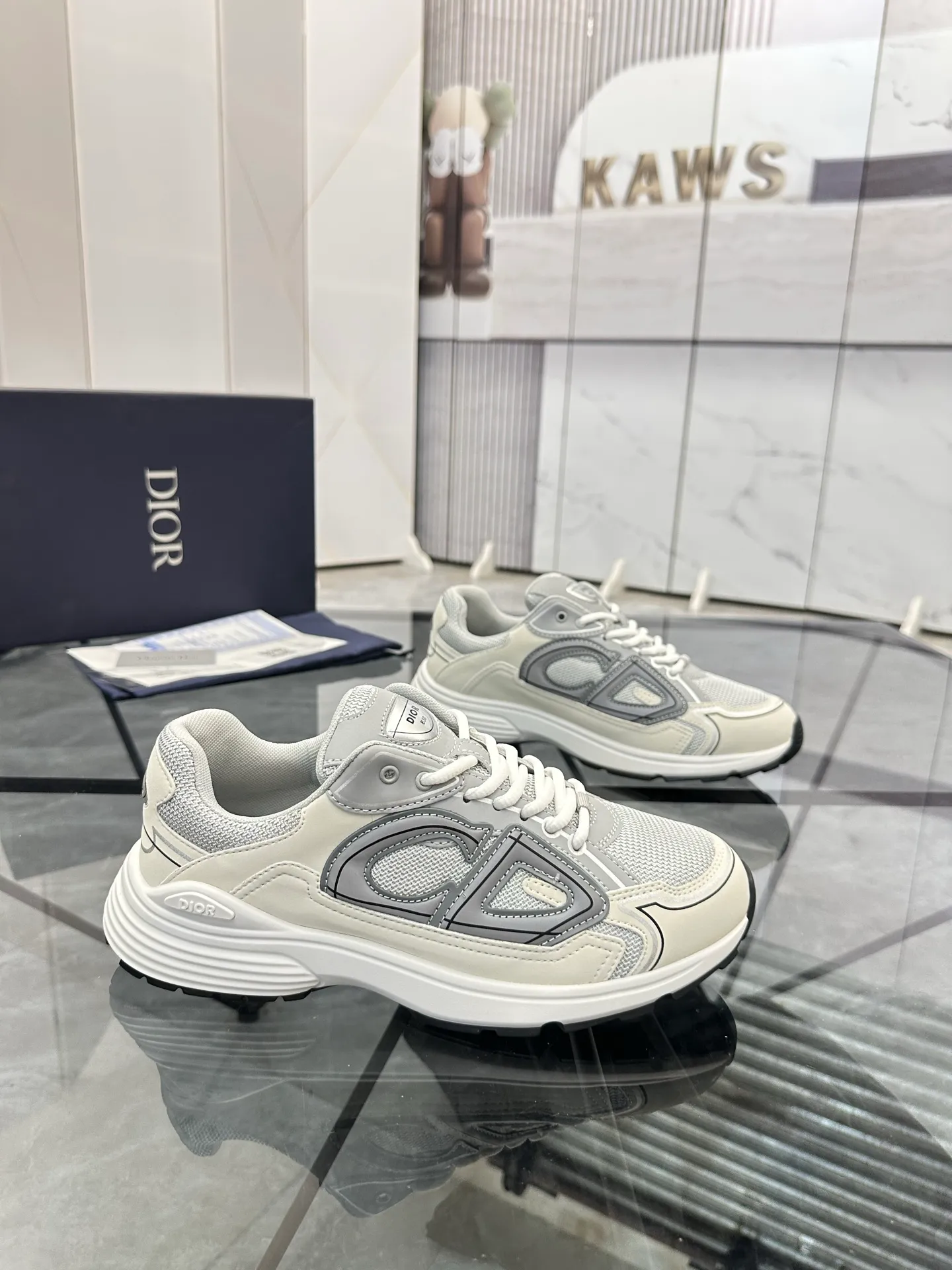 Men's shoes: 💰P400¥ Available in Guangzhou Product trademark: Dior* "Dior*" low-top casual shoes Regular size: 35-46 (can be customized to 47) Couple style Product materials: Upper imported cowhide stitched with original fabric, breathable lining, ultra-light foam original outsole. No.: 007
